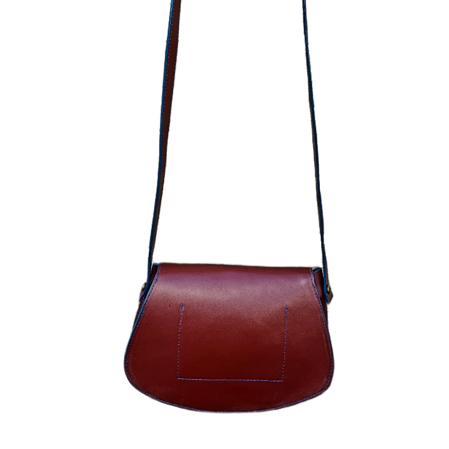 Sac bandoulière en cuir brun artisanal avec fermoir cuivré Sac bandoulière en cuir brun artisanal avec fermoir cuivré