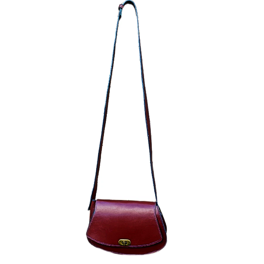 Sac bandoulière en cuir brun artisanal avec fermoir cuivré Sac bandoulière en cuir brun artisanal avec fermoir cuivré