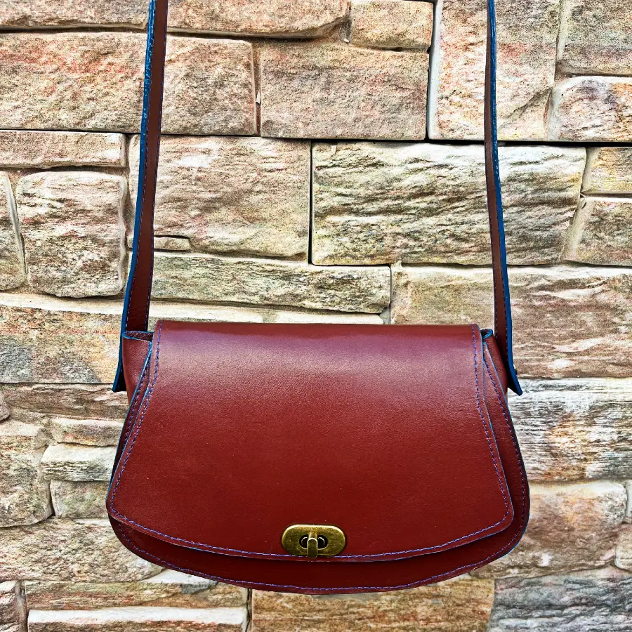 Sac bandoulière en cuir brun artisanal avec fermoir cuivré Sac bandoulière en cuir brun artisanal avec fermoir cuivré