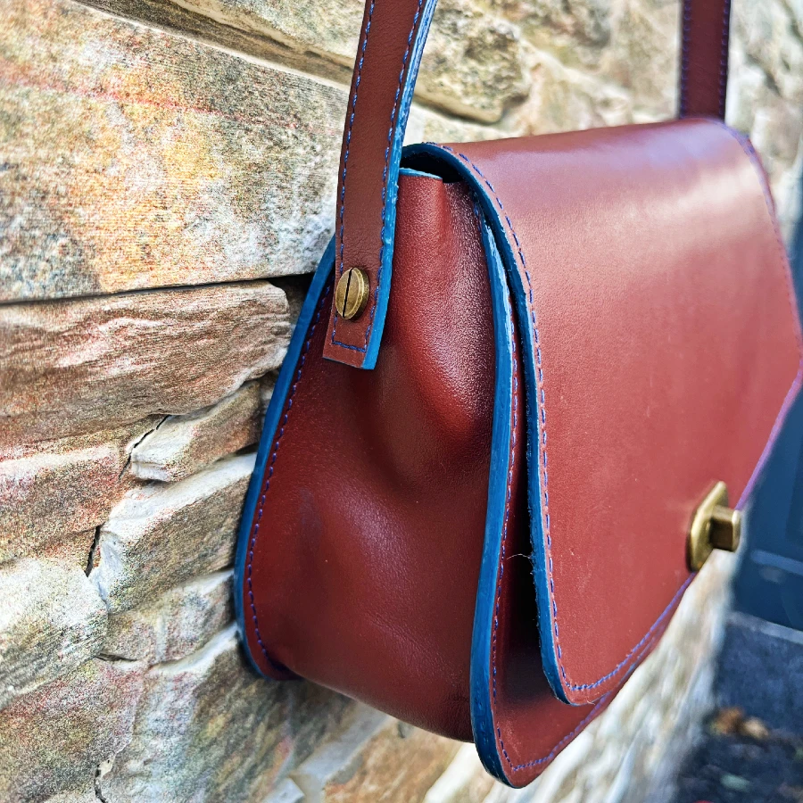 Sac bandoulière en cuir brun artisanal avec fermoir cuivré Sac bandoulière en cuir brun artisanal avec fermoir cuivré