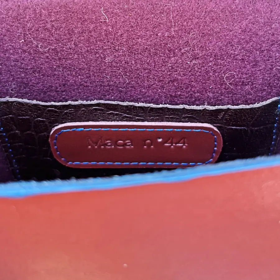 Sac bandoulière en cuir brun artisanal avec fermoir cuivré Sac bandoulière en cuir brun artisanal avec fermoir cuivré