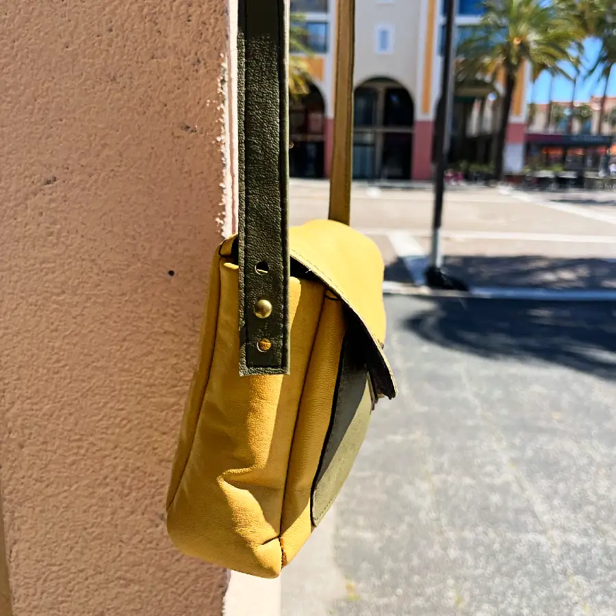 sac bandoulière en cuir jaune et vert kaki avec fermoir cartable bronze sac bandoulière en cuir jaune et vert kaki avec fermoir cartable bronze