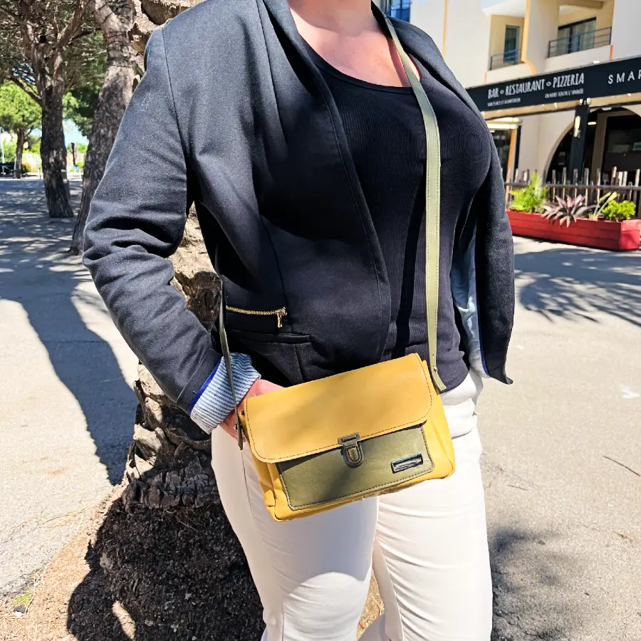 sac bandoulière en cuir jaune et vert kaki avec fermoir cartable bronze sac bandoulière en cuir jaune et vert kaki avec fermoir cartable bronze