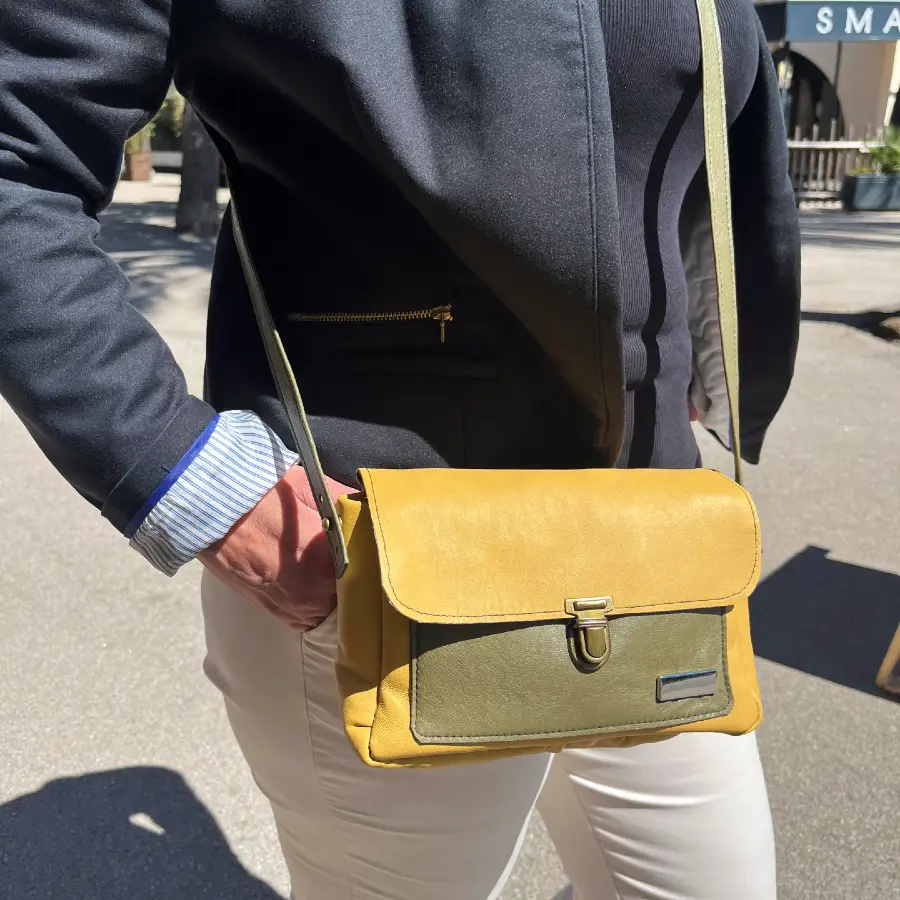 sac bandoulière en cuir jaune et vert kaki avec fermoir cartable bronze sac bandoulière en cuir jaune et vert kaki avec fermoir cartable bronze