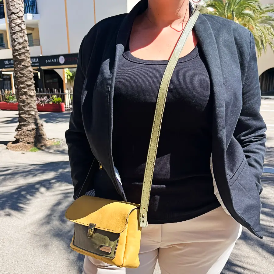sac bandoulière en cuir jaune et vert kaki avec fermoir cartable bronze sac bandoulière en cuir jaune et vert kaki avec fermoir cartable bronze