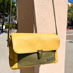 sac bandoulière en cuir jaune et vert kaki avec fermoir cartable bronze