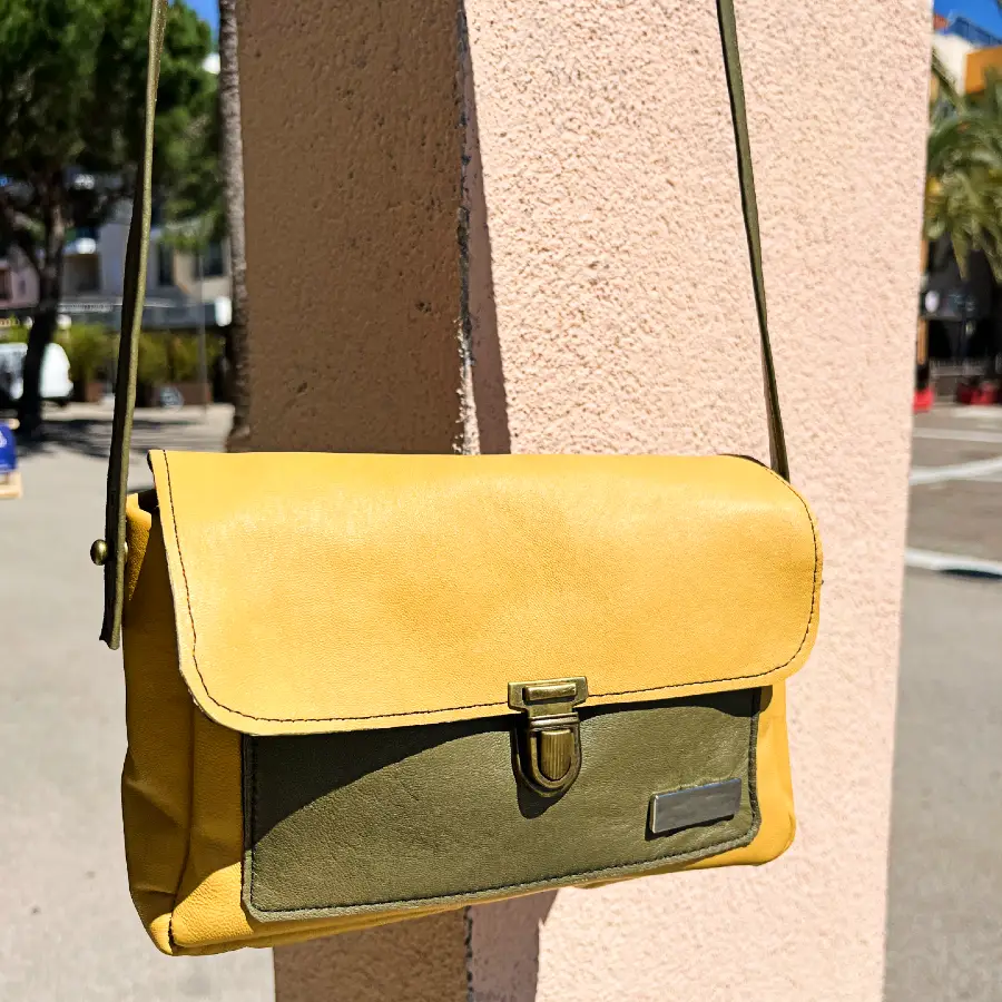 sac bandoulière en cuir jaune et vert kaki avec fermoir cartable bronze sac bandoulière en cuir jaune et vert kaki avec fermoir cartable bronze